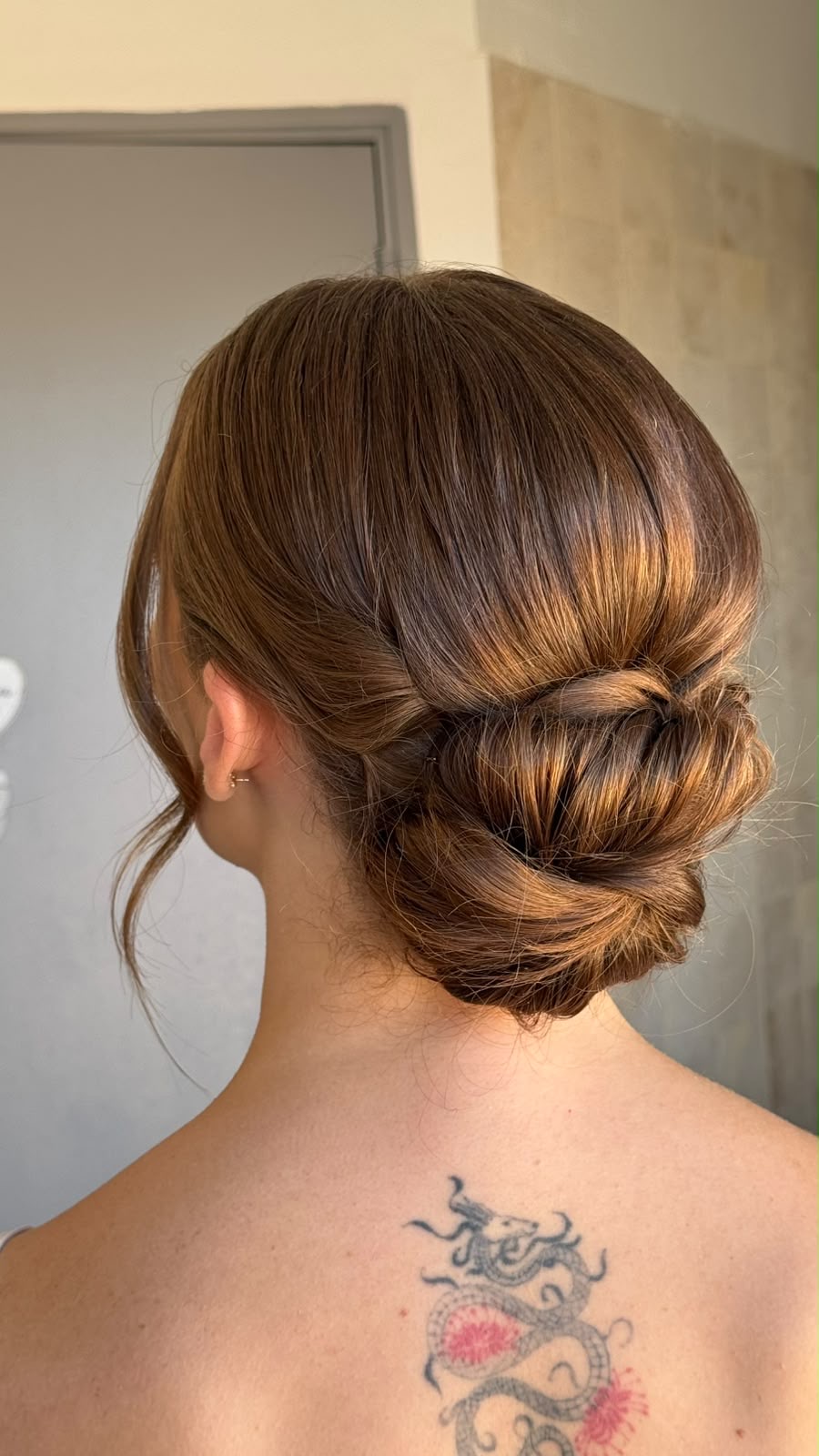 Chignon bas brun lisse vu de dos