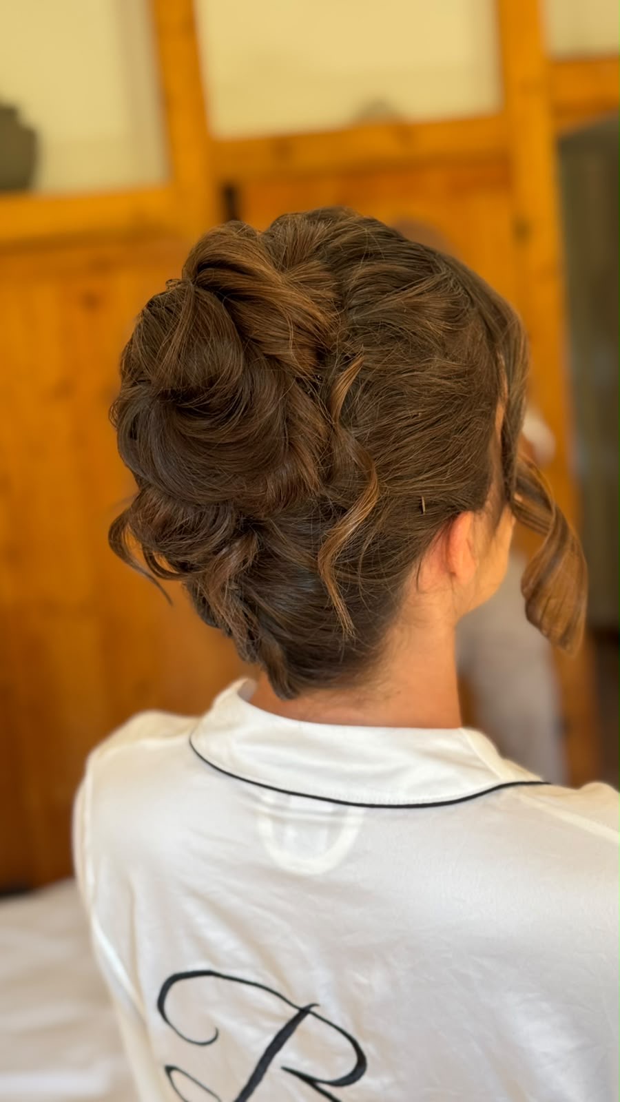 Chignon brun texturé photographié de dos