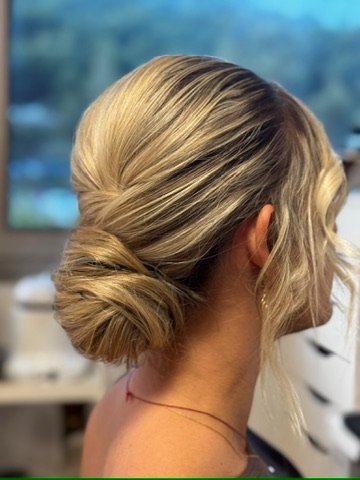 Chignon bas blond vu de profil