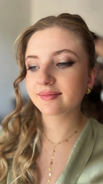 Portrait au maquillage doux et lumineux