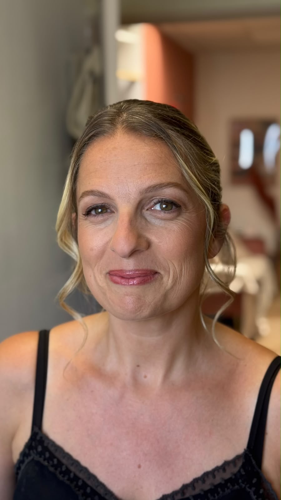 Portrait d’une femme blonde maquillée