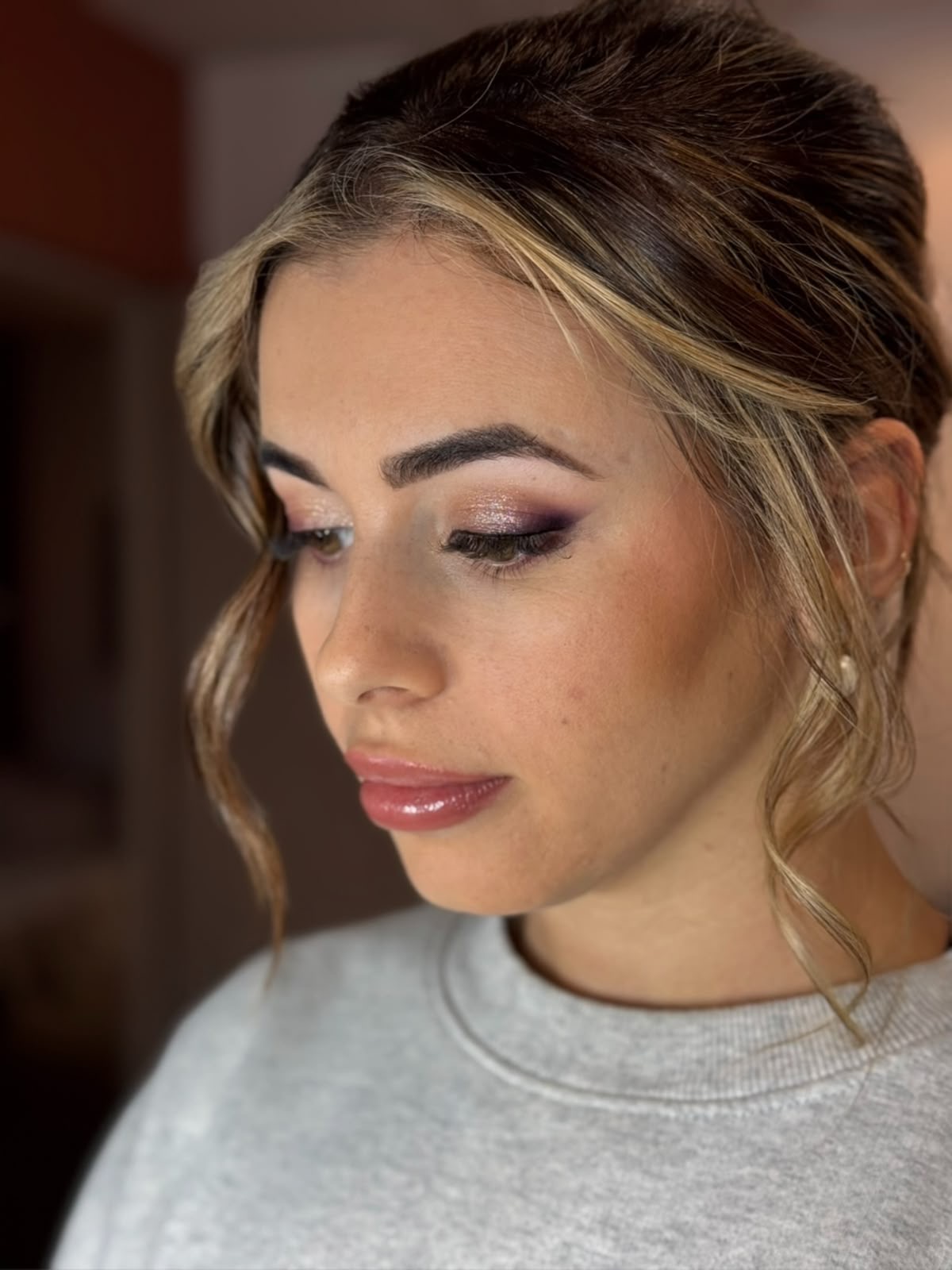 Maquillage lumineux de mariée, regard baissé