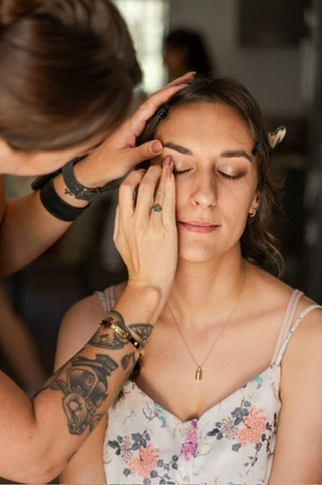 Laura maquille le regard d’une cliente aux yeux fermés
