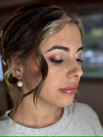 Maquillage rosé vu de profil