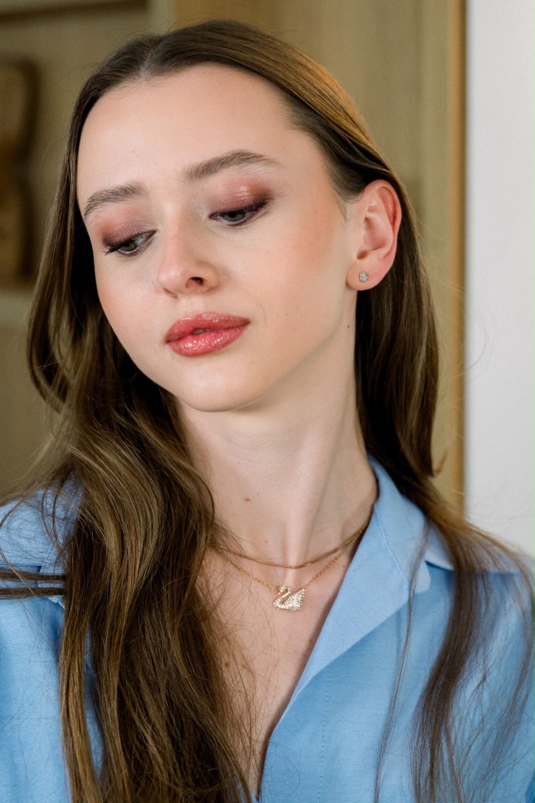 Portrait au maquillage rosé délicat