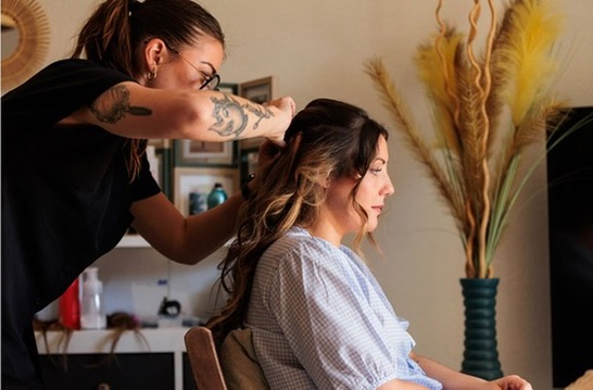 Laura arrange les cheveux d’une cliente