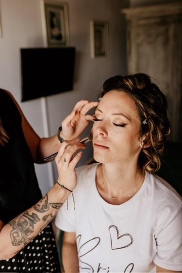 Laura maquille une cliente portant un t-shirt Bride