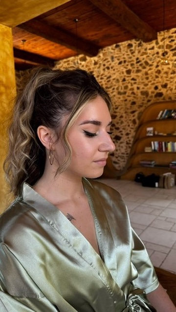 Portrait de profil au maquillage lumineux et à la coiffure relevée