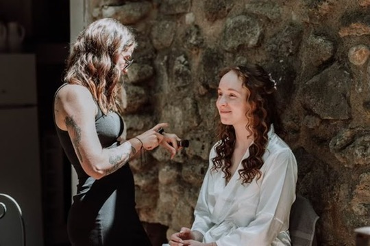 Laura échange avec une future mariée en peignoir pendant sa préparation