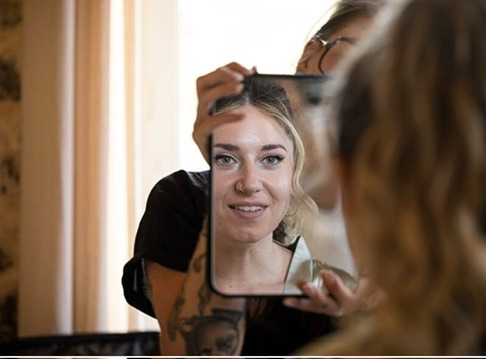 Vérification d’un maquillage dans un miroir